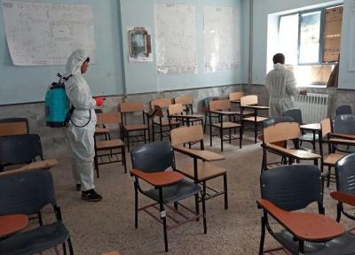 خبرنگاران آتش نشانان مشهدی مدارس را ضدعفونی می کنند