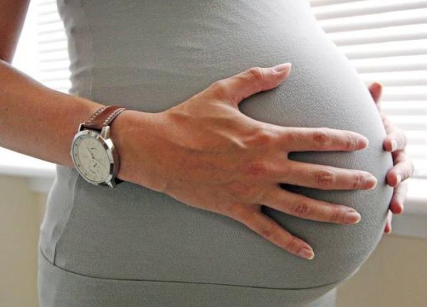 چگونه ترک شکم در بارداری را رفع کنیم؟